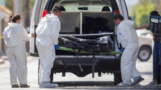 Víctimas de asesinatos por apuñalamiento y por disparos de arma de fuego; mujeres, hombres, niños, en conclusión,&nbsp;personas.